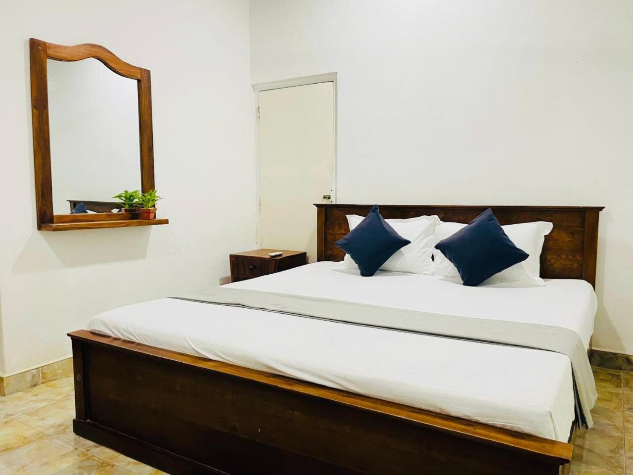 The Beez Hotel Negombo Exterior foto